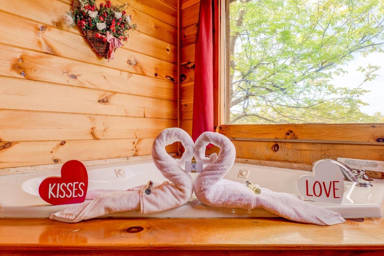 BEARLY NAKED LOG CABIN ROMANTICE COUPLES GETAWAY KNOXVILLE TN